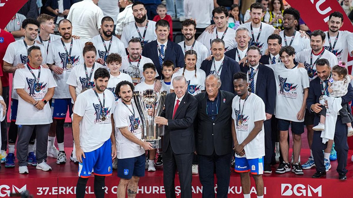 Cumhurbaşkanı Recep Tayyip Erdoğan, Fenerbahçe Beko'yu 83-82'lik skorla mağlup eden