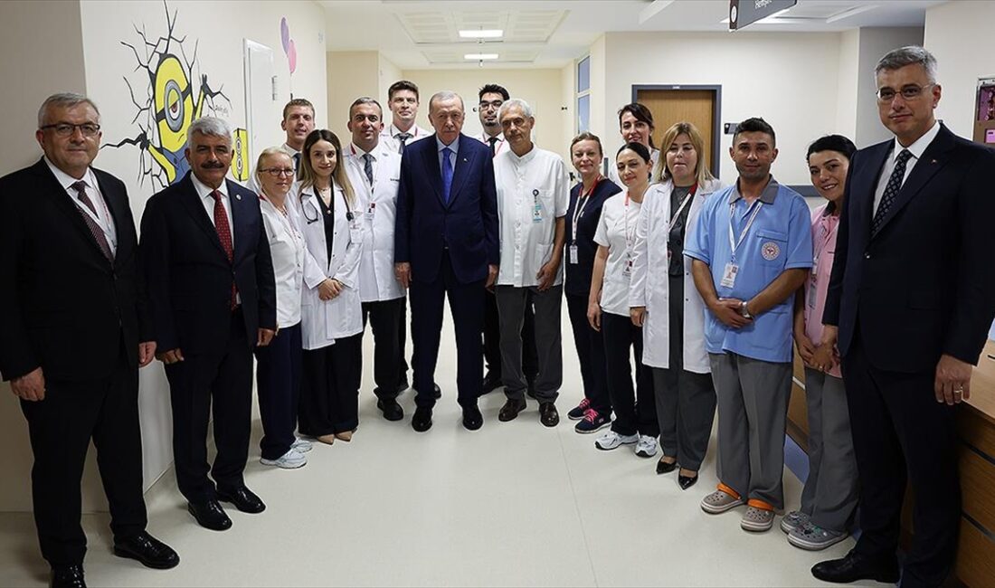 Cumhurbaşkanı Recep Tayyip Erdoğan, incelemelerde bulunduğu Gölcük Devlet Hastanesi'nde çocuk