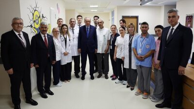 Cumhurbaşkanı Recep Tayyip Erdoğan, incelemelerde bulunduğu Gölcük Devlet Hastanesi'nde çocuk