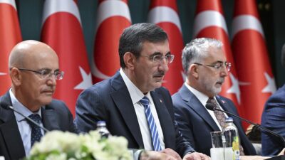 Cumhurbaşkanı Yardımcısı Yılmaz, "Orta Vadeli Programın amacı enflasyonun tek haneye