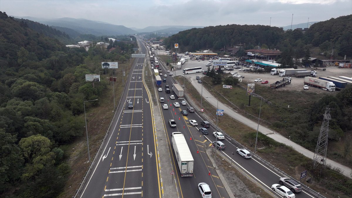 BOLU (AA) – Otoyolun İstanbul istikametinde devam eden alt ve