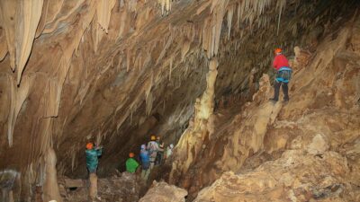 Hakkari'de Sümbül Mağarası'nı tanıtmak için zorlu yolları aşan dağcılar, mağaradaki