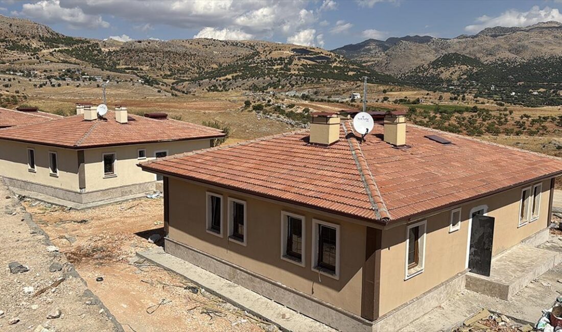 Kahramanmaraş merkezli 6 Şubat 2023'teki depremlerden etkilenen Adıyaman'da köy evlerinin