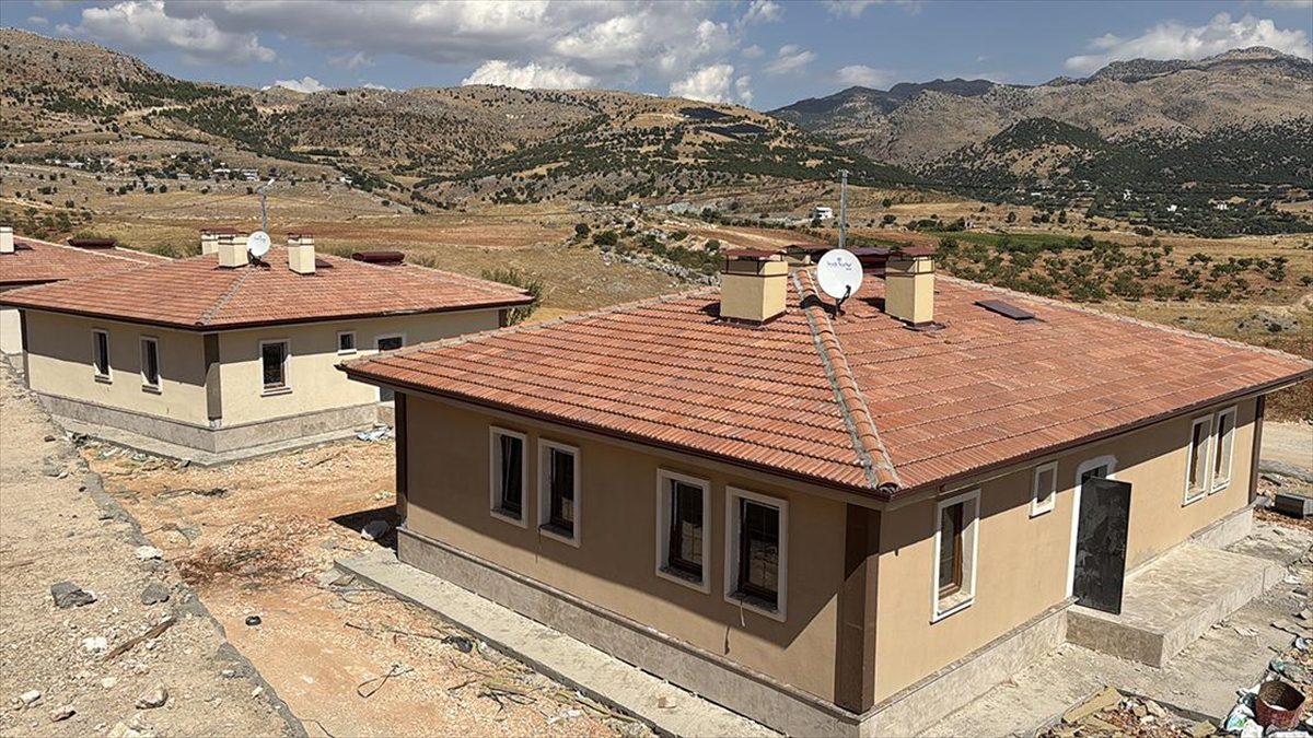 Kahramanmaraş merkezli 6 Şubat 2023'teki depremlerden etkilenen Adıyaman'da köy evlerinin