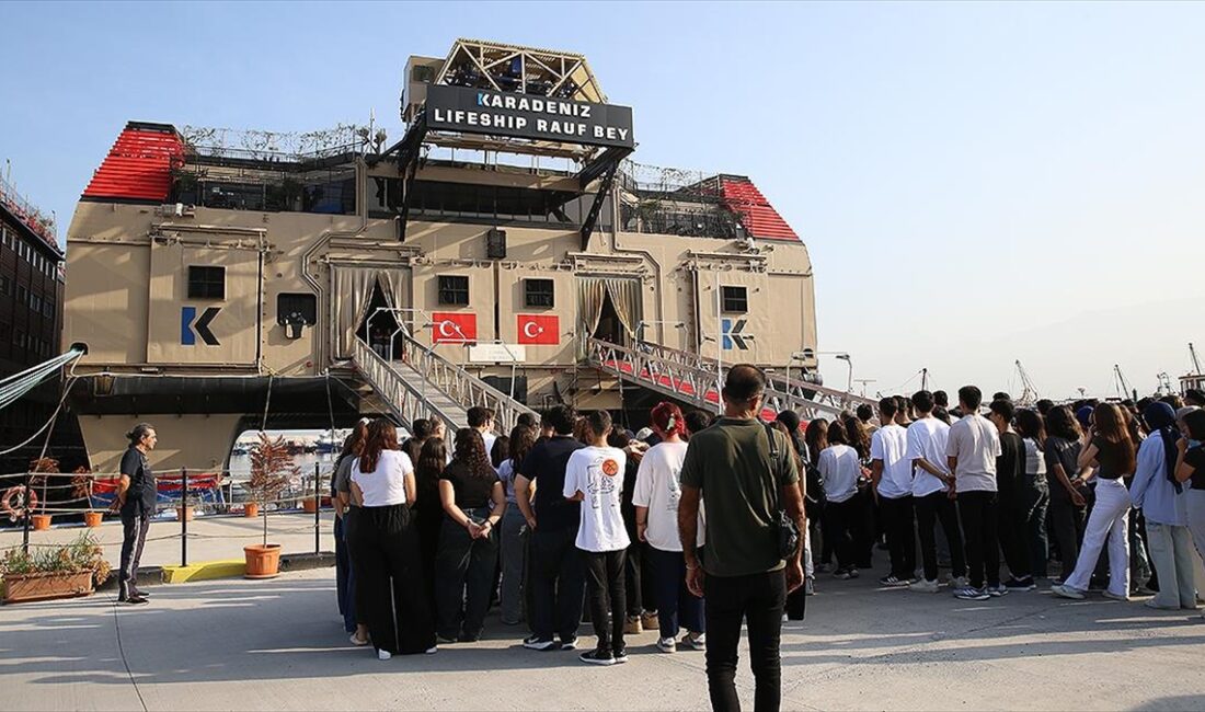Hatay'da 6 Şubat 2023'teki depremlerin ardından İskenderun'da limana demirleyen ve