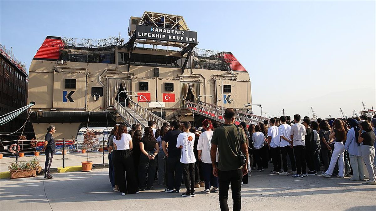 Hatay'da 6 Şubat 2023'teki depremlerin ardından İskenderun'da limana demirleyen ve