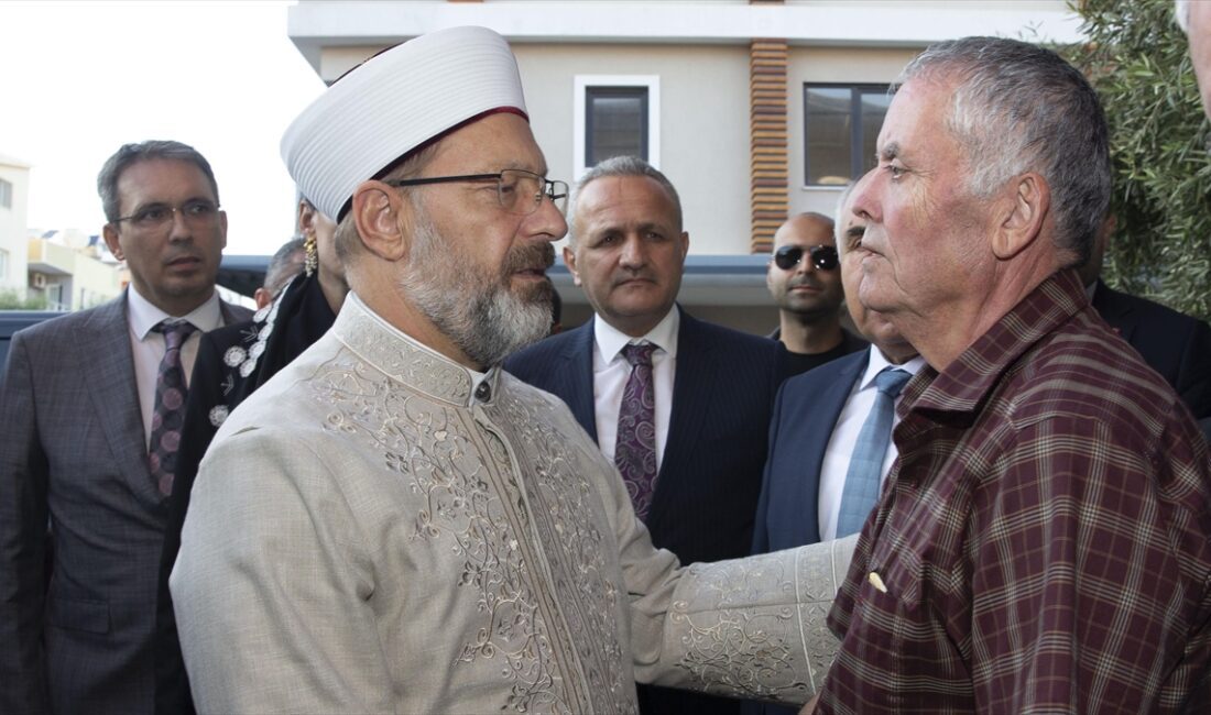 AYDIN (AA) – Didim Asri Mezarlığı’na giden Erbaş, Eygi’nin mezarı