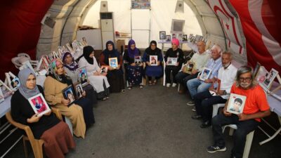 Dağa kaçırılan çocukları için eski HDP il binası önünde oturma