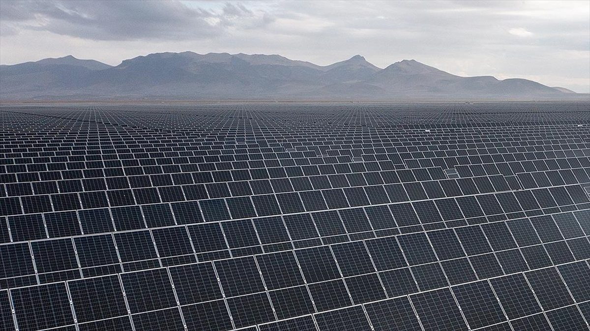 Küresel güneş enerjisi kurulumlarının bu yıl geçen yıla göre yüzde