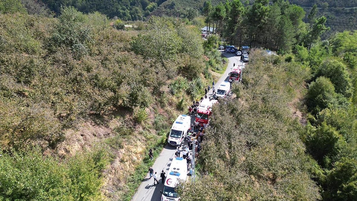 Düzce'de mevsimlik tarım işçilerini taşıyan minibüsün şarampole devrilmesi sonucu 22