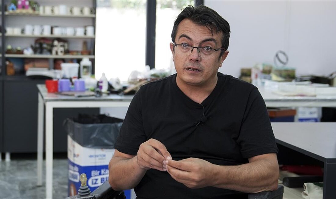 Yüksekten düşme sonucu omurilik felci olan ve tekerlekli sandalyeyle yaşayan