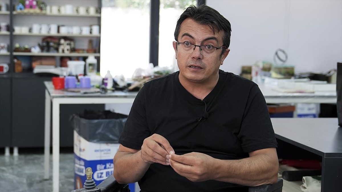 Yüksekten düşme sonucu omurilik felci olan ve tekerlekli sandalyeyle yaşayan