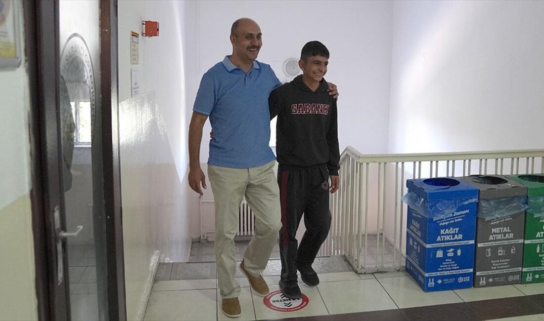 Erzurum'da AFAD gönüllüsü öğretmen, boğazına yöresel hamur işi yiyecek (kete)