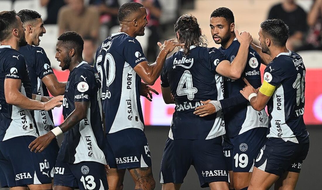 Fenerbahçe, Trendyol Süper Lig'in 7. haftasında konuk olduğu Antalyaspor'u 2-0