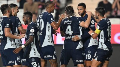 Fenerbahçe, Trendyol Süper Lig'in 7. haftasında konuk olduğu Antalyaspor'u 2-0