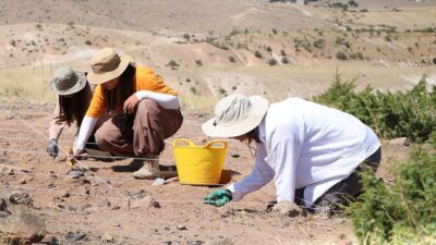 Niğde'nin Kayırlı köyü yakınlarındaki kazı çalışmalarında çıkan obsidiyenin (volkanik cam