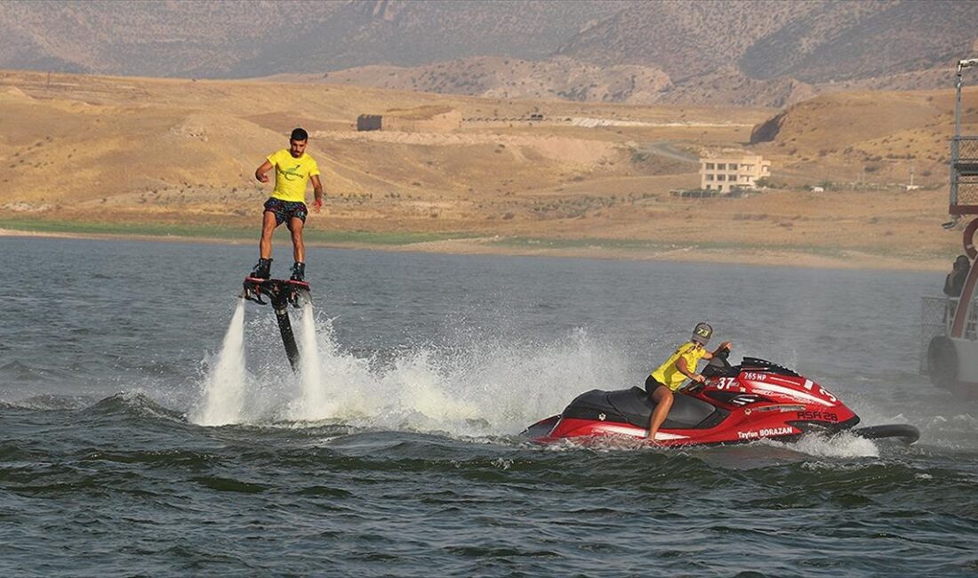 Festivalde flyboard ve jet ski gösterimi yapıldı, vatandaşlar tekne turuyla
