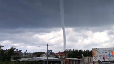Hatay'ın Samandağ ilçesinde denizde hortum oluştu.
