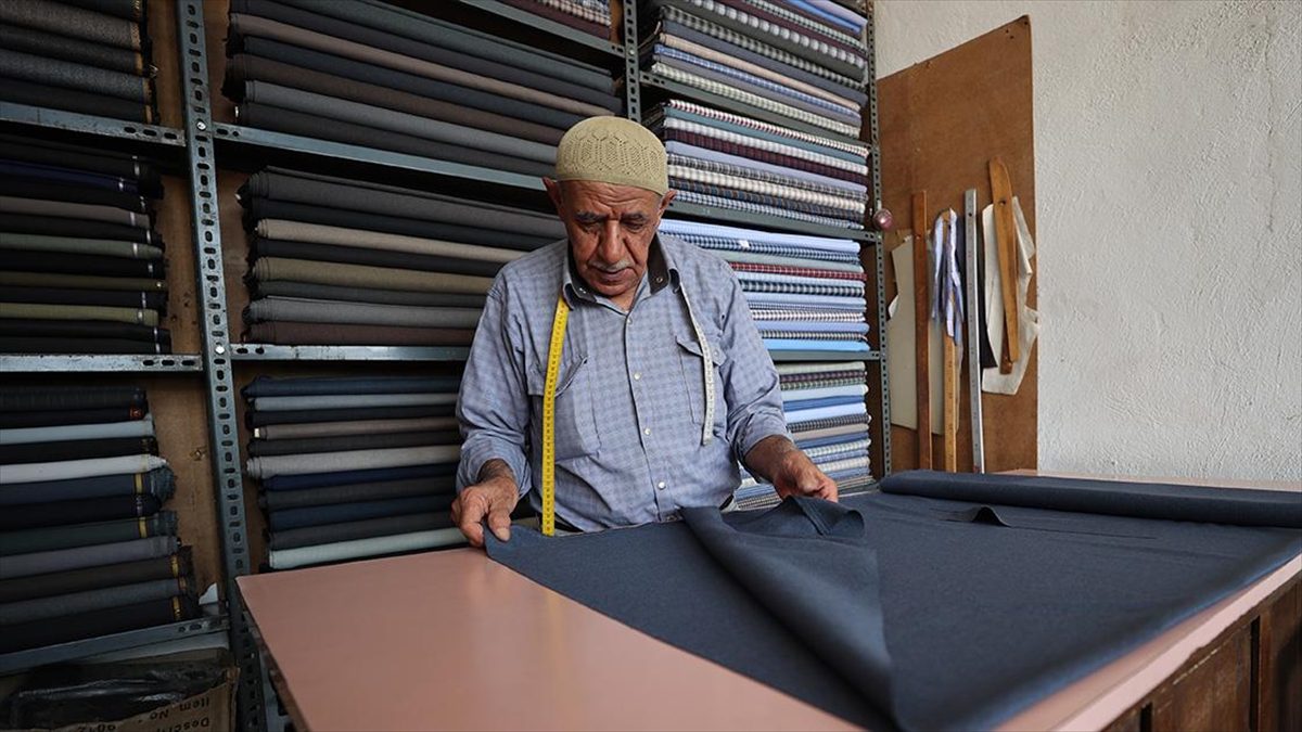 Nevşehir'de "Yılın Ahisi" seçilen 72 yaşındaki terzi Şammas Bayar, geleneksel