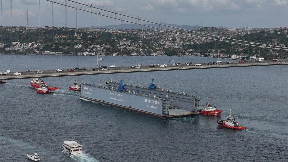 İstanbul Boğazı'ndan dün çıkış yapan PD-30 isimli yüzer havuzun, Haydarpaşa