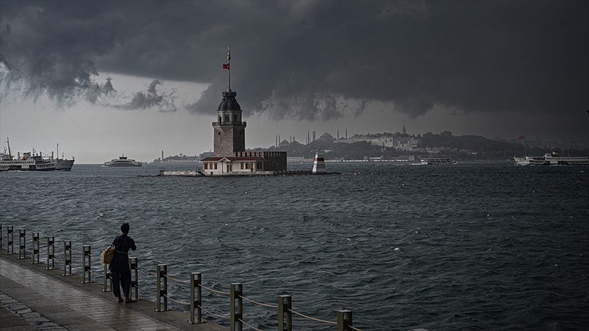 Meteoroloji'nin uyarılarının ardından İstanbul'un bazı ilçelerinde aralıklarla kuvvetli yağış etkili