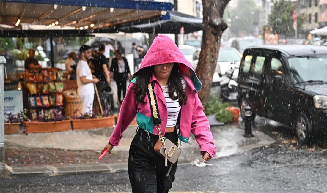 İstanbul'da etkili olan sağanak nedeniyle cadde ve sokaklarda su birikintileri