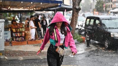 İstanbul'da etkili olan sağanak nedeniyle cadde ve sokaklarda su birikintileri