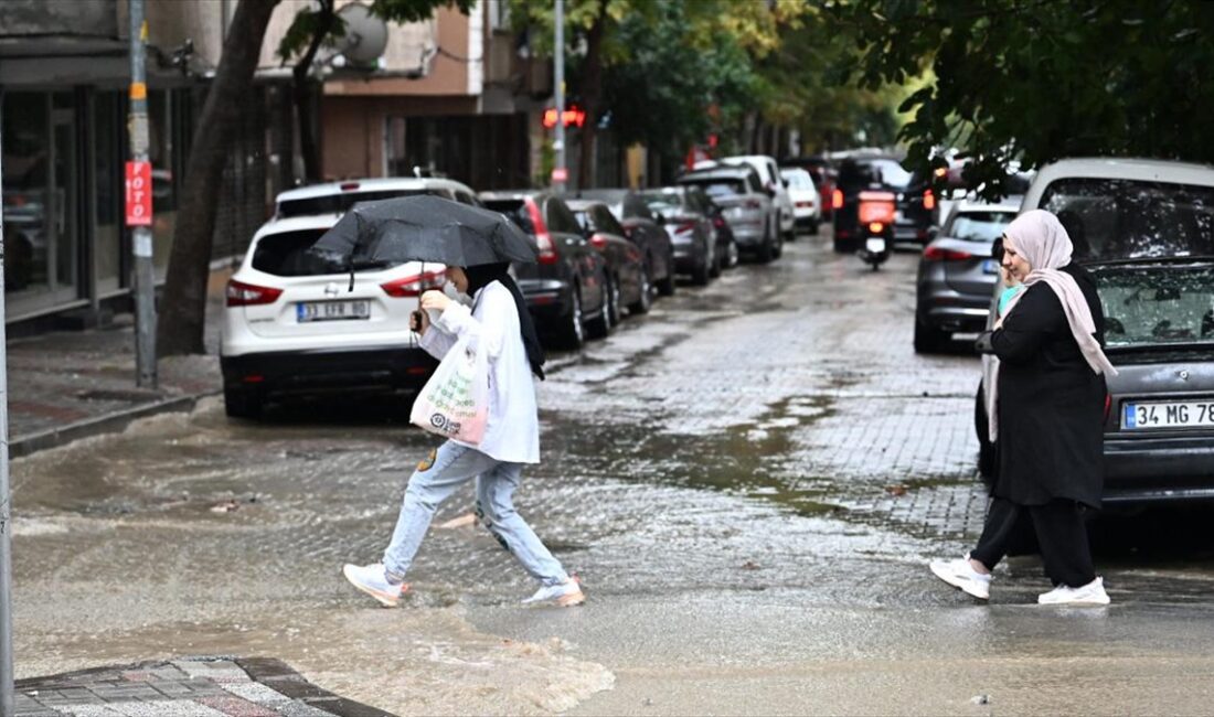 İstanbul'da aralıklarla etkili olan sağanak nedeniyle Eyüpsultan'da, inşaat alanında biriken
