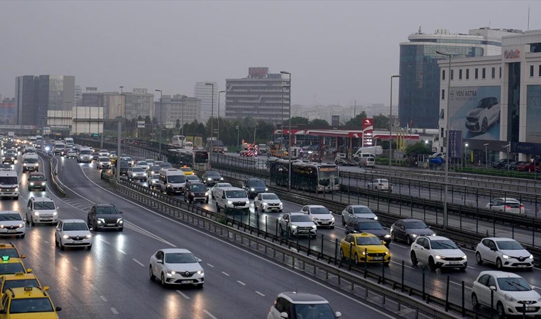 İstanbul'da haftanın ilk iş günü ve aralıklarla etkili olan yağış