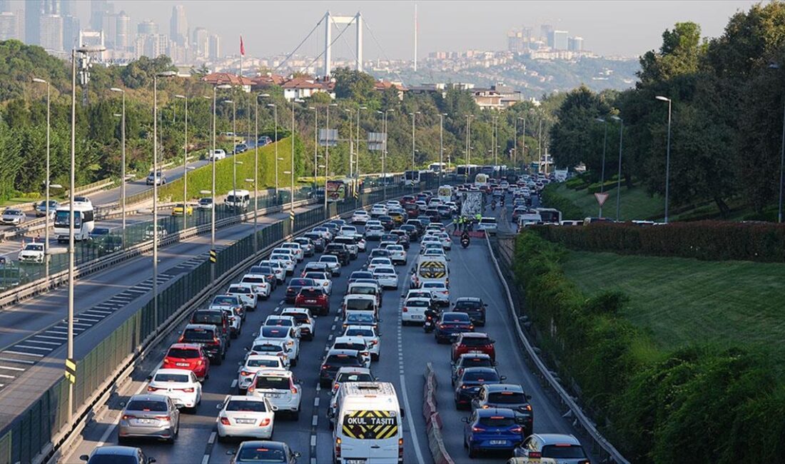 İstanbul'da haftanın son mesai gününde, sabah saatlerinde bazı bölgelerde trafik