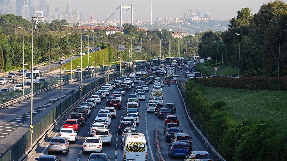İstanbul'da haftanın son mesai gününde, sabah saatlerinde bazı bölgelerde trafik
