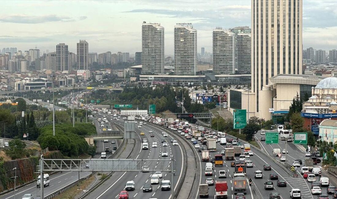 İstanbul'da haftanın son mesai gününde, sabah saatlerinde bazı bölgelerde trafik