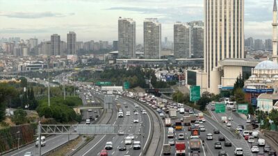 İstanbul'da haftanın son mesai gününde, sabah saatlerinde bazı bölgelerde trafik