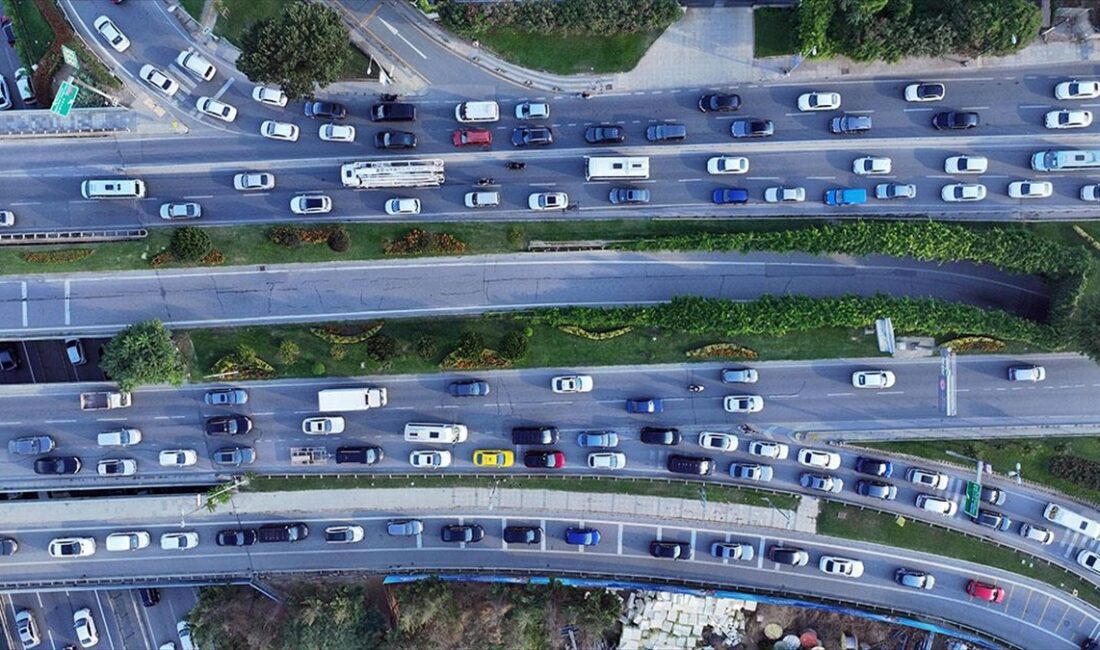 İstanbul'un bazı bölgelerinde haftanın üçüncü iş günü sabah saatlerinde trafik