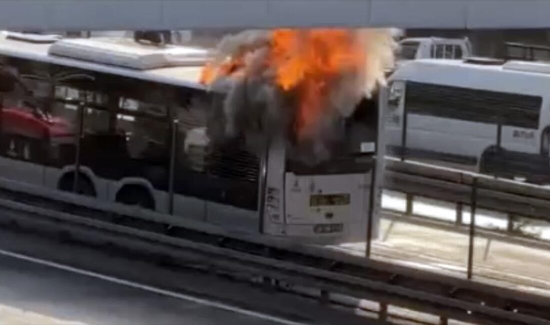 İstanbul'da Halıcıoğlu'nda seyir halindeki metrobüste çıkan yangın, itfaiye ekiplerince söndürüldü.