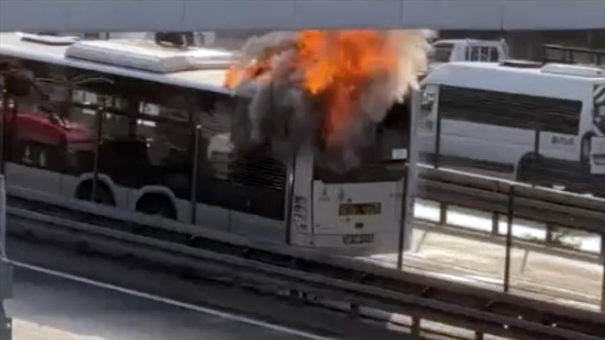İstanbul'da Halıcıoğlu'nda seyir halindeki metrobüste çıkan yangın, itfaiye ekiplerince söndürüldü.