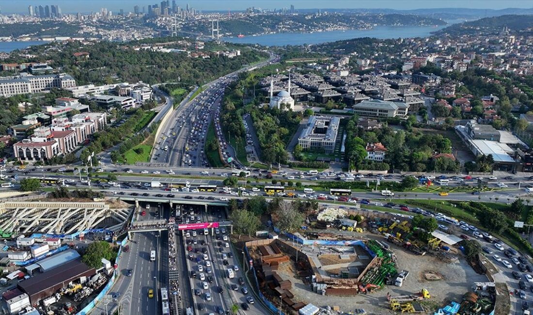 İSTANBUL (AA) – İstanbul’da, haftanın ikinci iş gününde okulların da