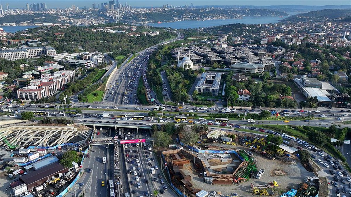 İSTANBUL (AA) – İstanbul’da, haftanın ikinci iş gününde okulların da