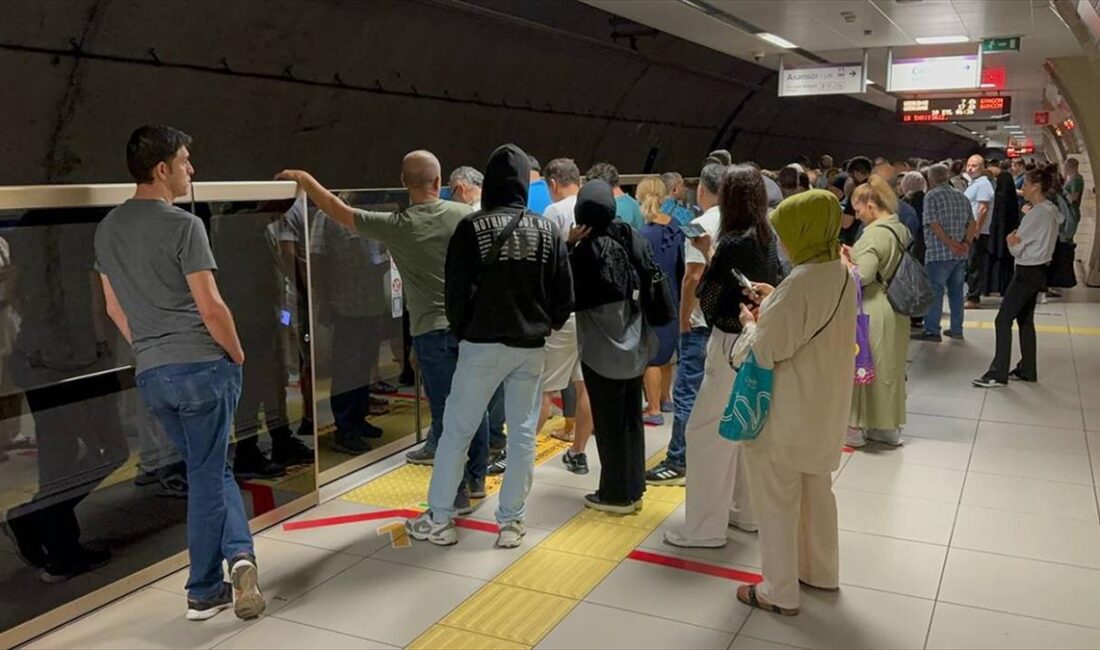 Samandıra'dan Üsküdar'a seyir halinde olan metronun arızalanması sebebiyle yolcular bir