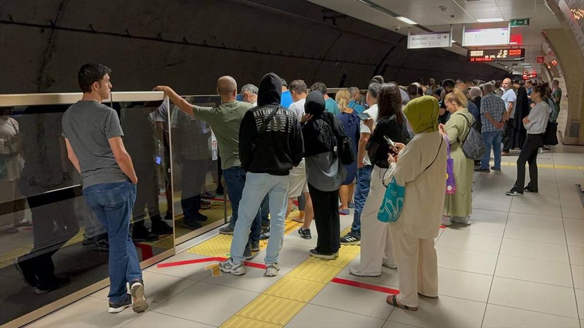 Samandıra'dan Üsküdar'a seyir halinde olan metronun arızalanması sebebiyle yolcular bir