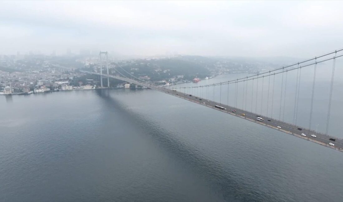 İstanbul'un bazı bölgelerinde sabah saatlerinde sis etkili oldu.