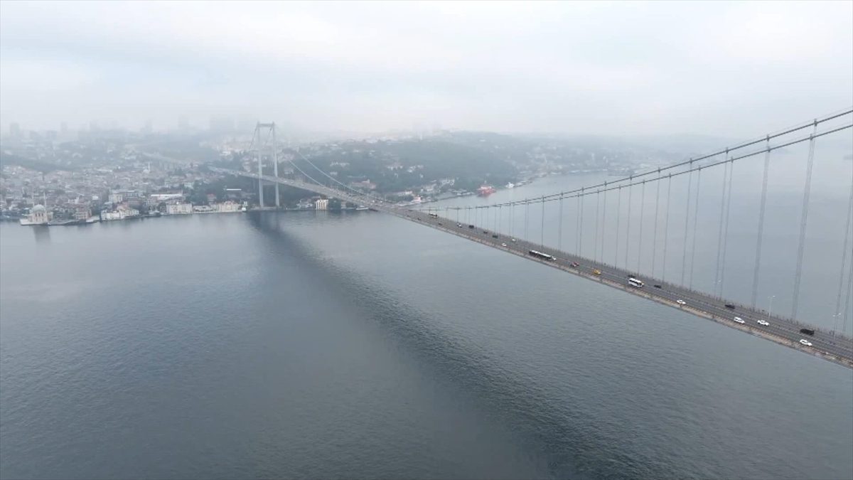 İstanbul'un bazı bölgelerinde sabah saatlerinde sis etkili oldu.