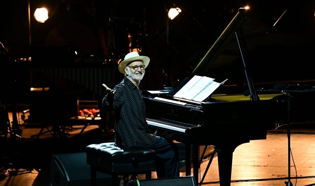 İSTANBUL (AA) – Einaudi, konserde “Corale”, “Waterways”, “Walk”, “Underwood”, “Newton’s
