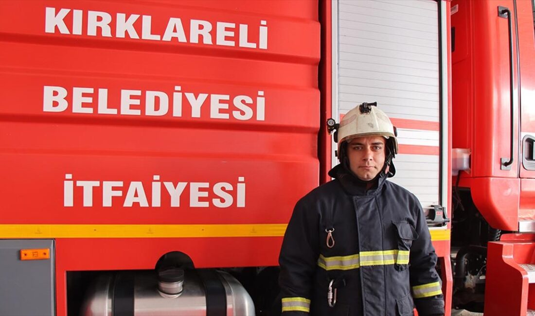 Kırklareli'nde çocukken babası ve amcasından gördüğü itfaiyeciliği meslek edinen Tunay