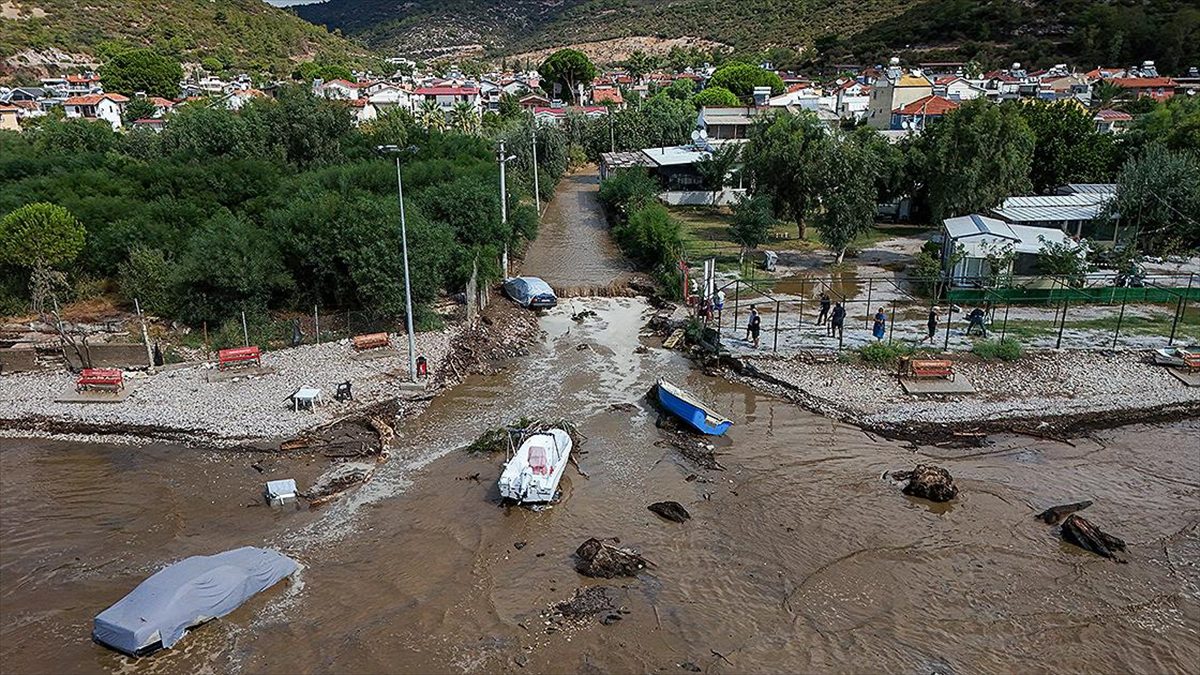 İzmir'in Menderes ilçesinde şiddetli sağanak nedeniyle bazı ev ve iş