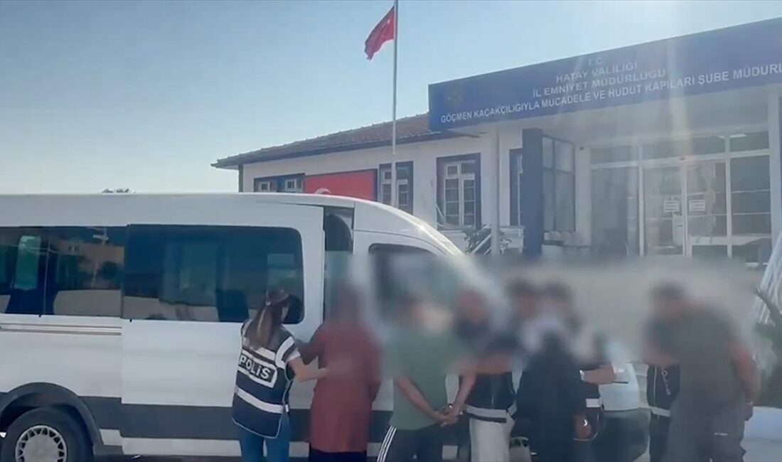 Göçmen kaçakçılığı yaptıkları iddiasıyla 84 şüpheli gözaltına alındı, 25'i tutuklandı.