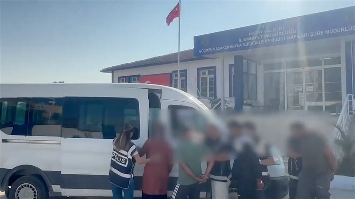 Göçmen kaçakçılığı yaptıkları iddiasıyla 84 şüpheli gözaltına alındı, 25'i tutuklandı.