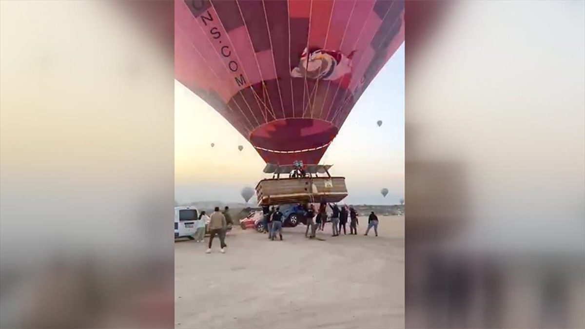 Kapadokya'da inişe geçen sıcak hava balonunun sepeti park halindeki otomobile