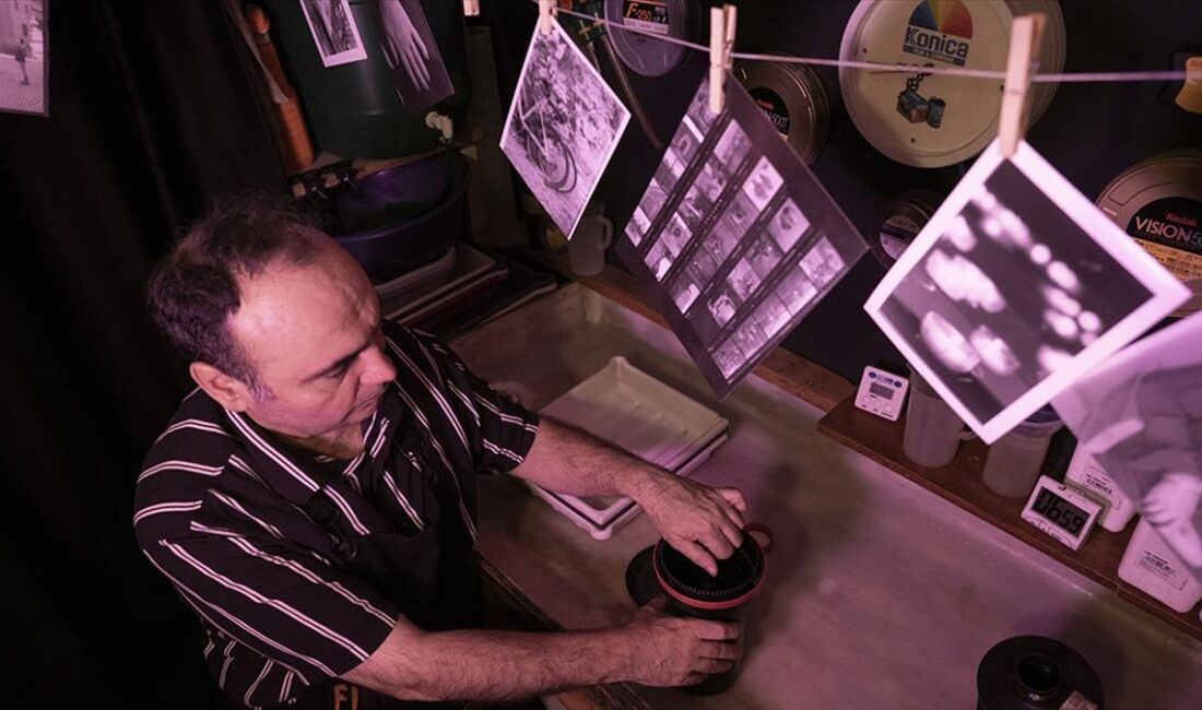 Cep telefonuyla yüksek kalitede fotoğrafların çekilebildiği günümüzde nostaljiye yönelen gençler,