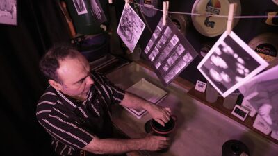 Cep telefonuyla yüksek kalitede fotoğrafların çekilebildiği günümüzde nostaljiye yönelen gençler,